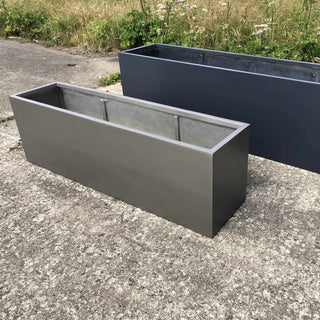 Bekkevik plantekasse i fiberglass, to stk, grå og grå/svart.