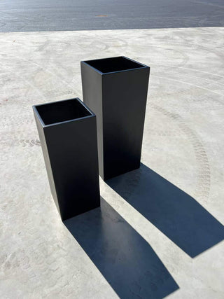 Elle krukka i sort er et elegant innslag i hagen.