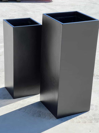 Elle krukka er en høy og elegant plantekrukke.