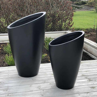 Helvik krukka, 2 stk på platting, vendt mot venstre.