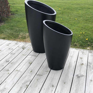 Helvik krukka, 2 stk på platting, vendt mot høyre.