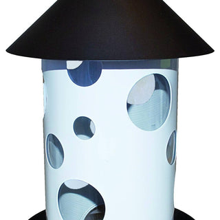 Nærbilde av hvit fuglemater i metall.