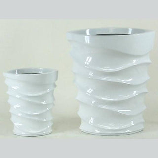 Lindesnes krukka i hvitt med vakker bølgestruktur.