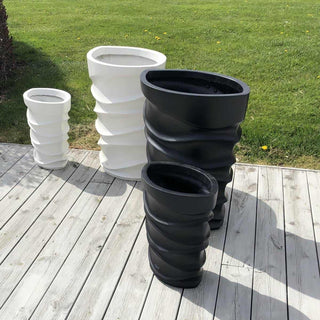 Lindesnes krukka er et moderne og stilig innslag i hagen eller på balkongen.