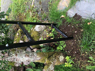 Roseportalen leveres med 30 cm lange jordspyd for forankring i bakken