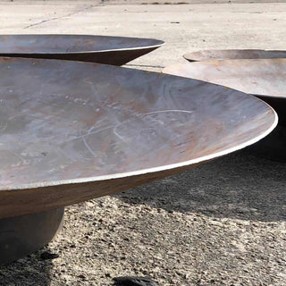 Bålpanne eller vannspeil på sokkel. Produktet får en vakker rustpatina med tiden.