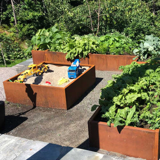 Cortenstål plantekasser i hagemiljø