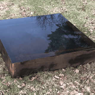 Vannspeil skaper vakre refleksoner i hagen.