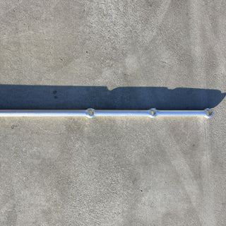 Galvanisert gjerdestolpe med tre hull.