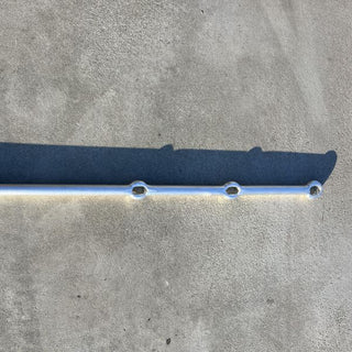 Galvanisert gjerdestolpe med tre ovale hull.