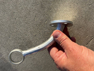 Håndrekkeholder for vegg i galvanisert stål.