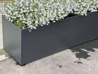 Plantekasse i galvanisert stål, 140x40x40 cm, med selvvanning, sort